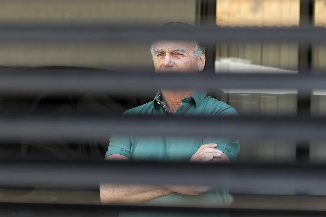 Bolsonaro, atrás das grades de casa, em vias das de verdade