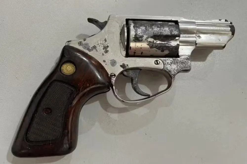 O revólver calibre 38 apresentava pontos de corrosão