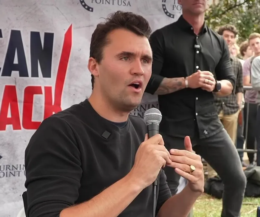 Ativista da extrema-direita americana, Charlie Kirk é baleado em evento