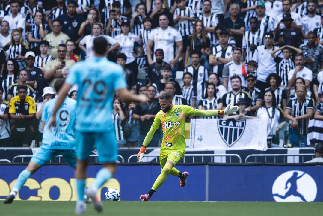 A família do goleiro Everson, do Atlético-MG, busca a Justiça após sua filha de 13 anos ser vítima de assédio verbal na Arena MRV. O clube acionou as autoridades e prometeu medidas.