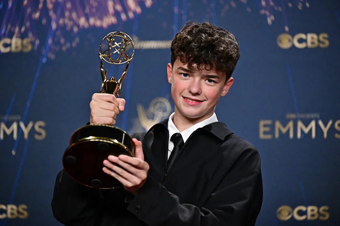 Ator britânico Owen Cooper posa na sala de imprensa com o prêmio de Melhor Ator Coadjuvante em Série Limitada ou Antologia ou Filme por "Adolescence"