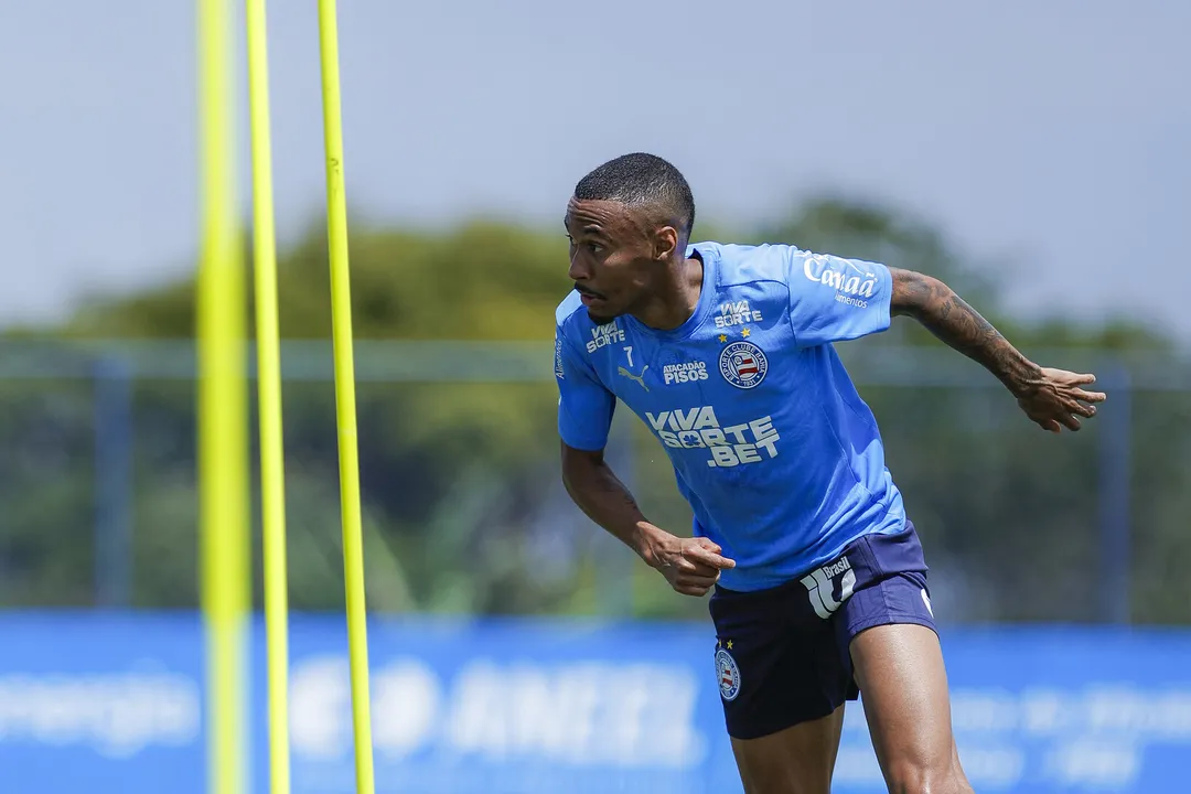 O Bahia pode ter um reforço importante para o jogo decisivo contra o Vasco. O atacante Ademir, que estava afastado por lesão, voltou a treinar com o elenco, aumentando a expectativa de que possa ser uma opção no banco de reservas para o técnico Rogério Ceni.