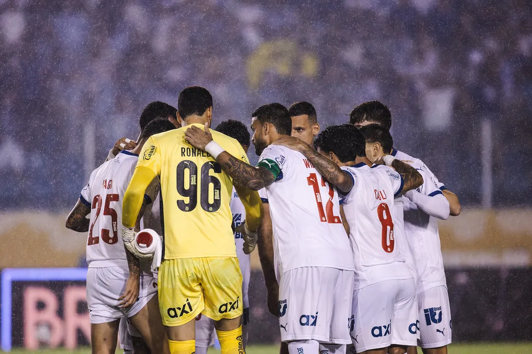 O Bahia conta com o retorno de Santiago Arias para o confronto direto com o Cruzeiro no Brasileirão. Enquanto isso, o time mineiro não terá seu capitão Lucas Silva.