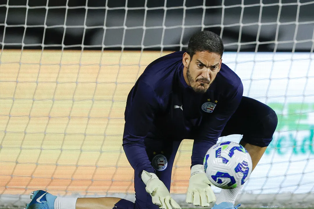 Ronaldo, goleiro do Bahia, desabafa e critica João Vitor Gobi após derrota para o Vasco. Arqueiro questiona expulsão de Jean Lucas e lances não revistos: "Faltou padrão".