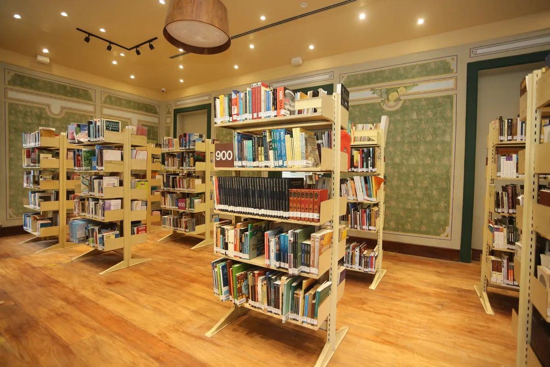 Com a proibição do uso de celular nas escolas, as bibliotecas se tornaram um espaço de ainda mais atração para estudantes