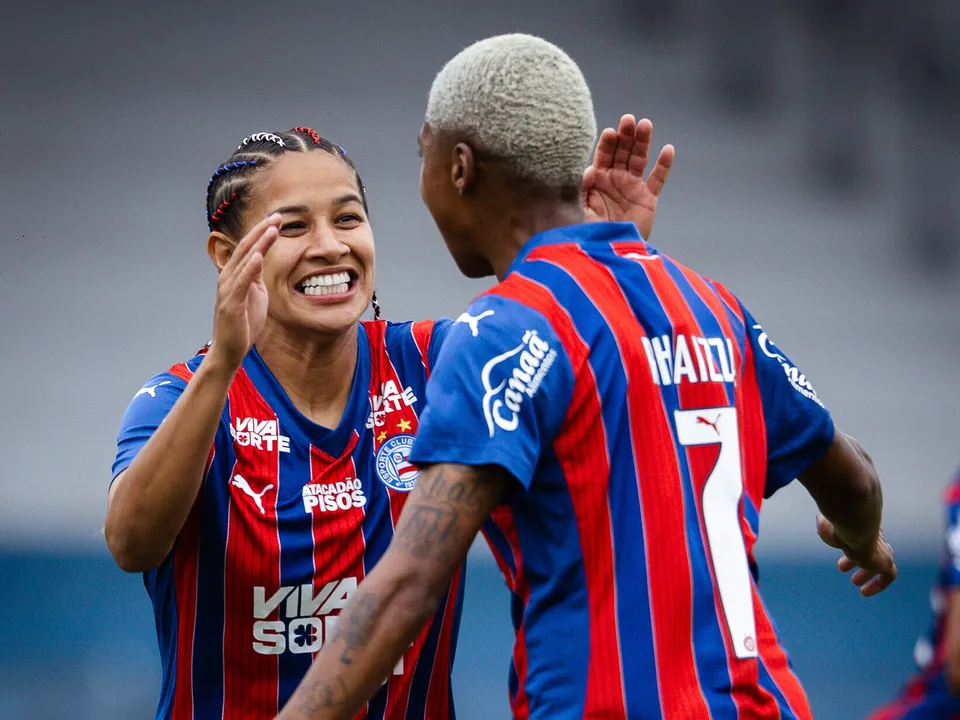Cássia e Rhaizza comemoram gol do Bahia