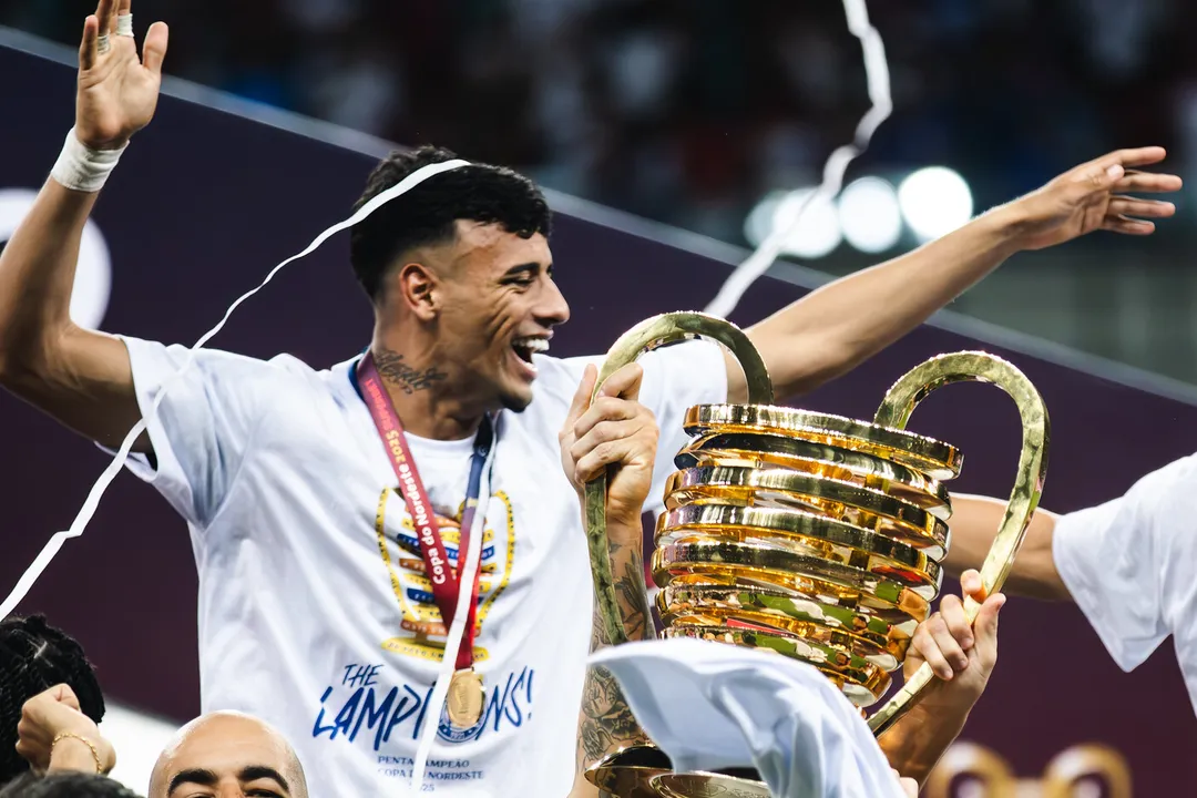 O Bahia acertou a venda de Lucho Rodríguez ao Neom SC, da Arábia Saudita, por 22 milhões de euros (R$ 139,3 milhões). A negociação é a maior da história do clube e do futebol nordestino, colocando o Tricolor entre as maiores vendas do Brasil em 2025.