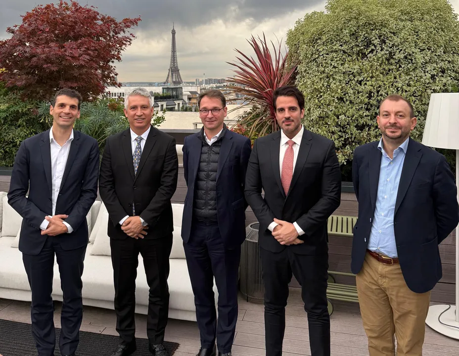 Henrique Carballal (2º da esq. para dir.) participa de agenda em Paris