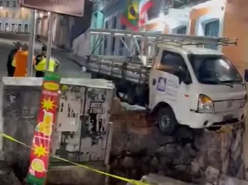 Nas imagens, é possível ver ainda o caminhão atravessado sob o muro