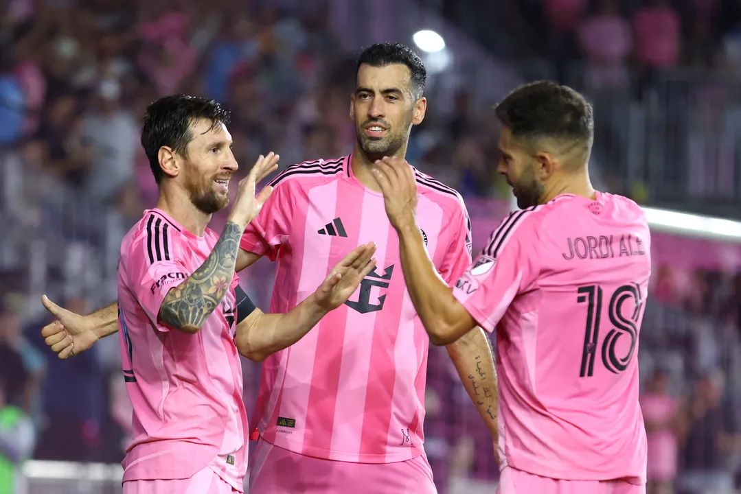 Sergio Busquets, ídolo do Barcelona e campeão mundial pela Espanha, anuncia aposentadoria ao fim da temporada 2025, após passagem pelo Inter Miami.