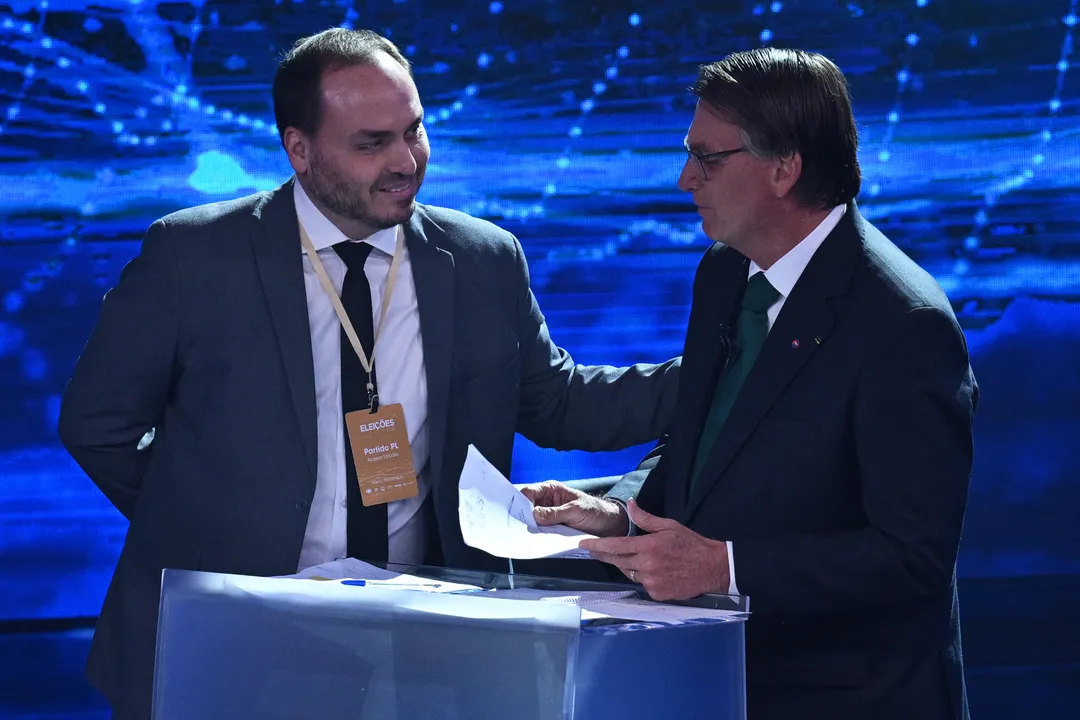 Carlos Bolsonaro e Jair Bolsonaro nas eleições de 2022