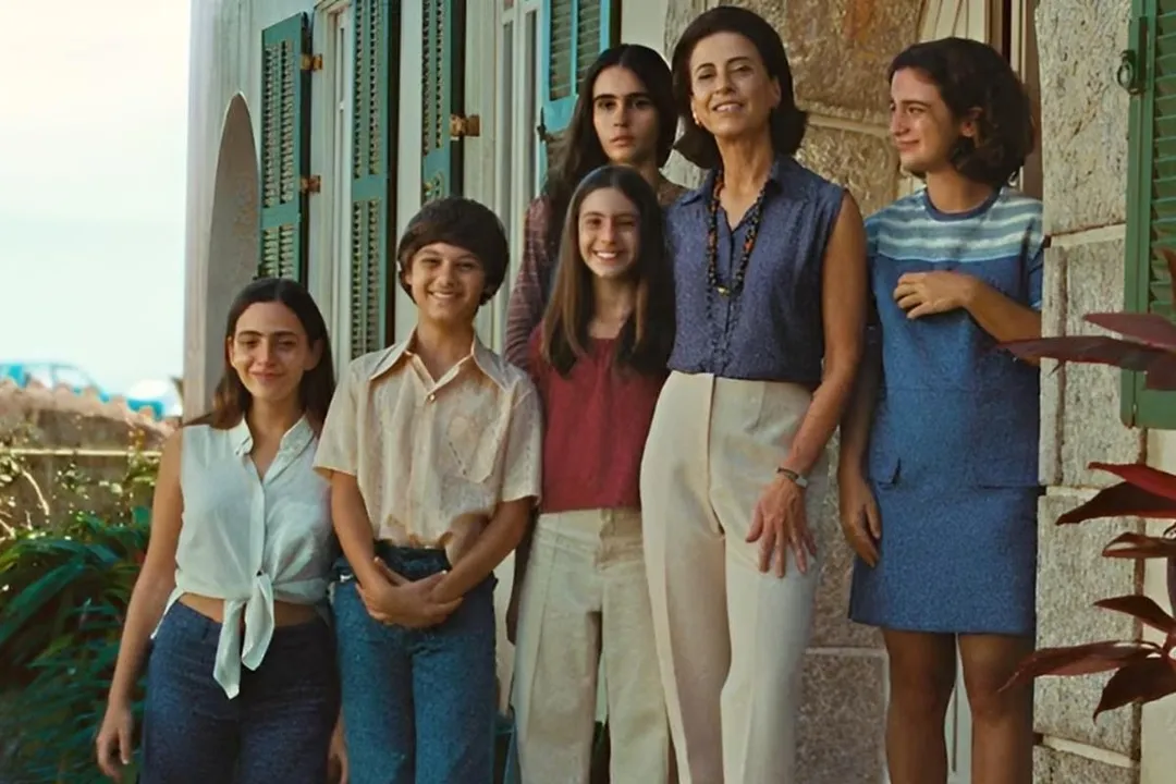 Família em frente a casa no filme 'Ainda Estou Aqui'