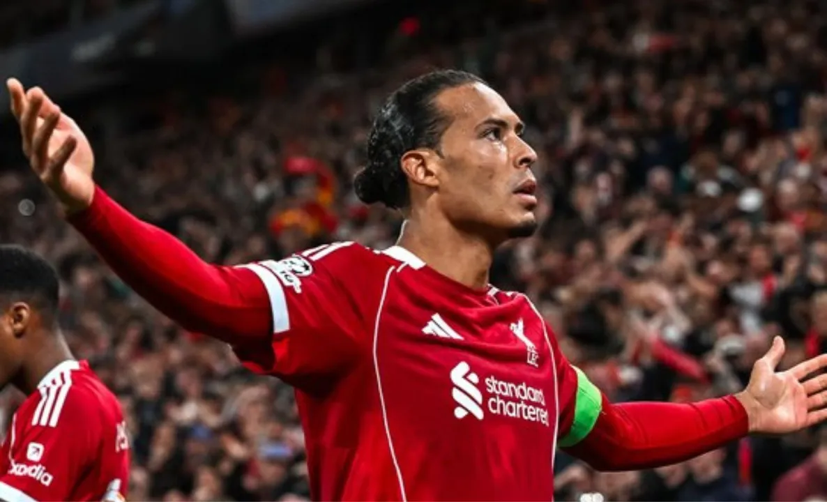 Van Dijk comemorando gol pelo Liverpool em Anfield