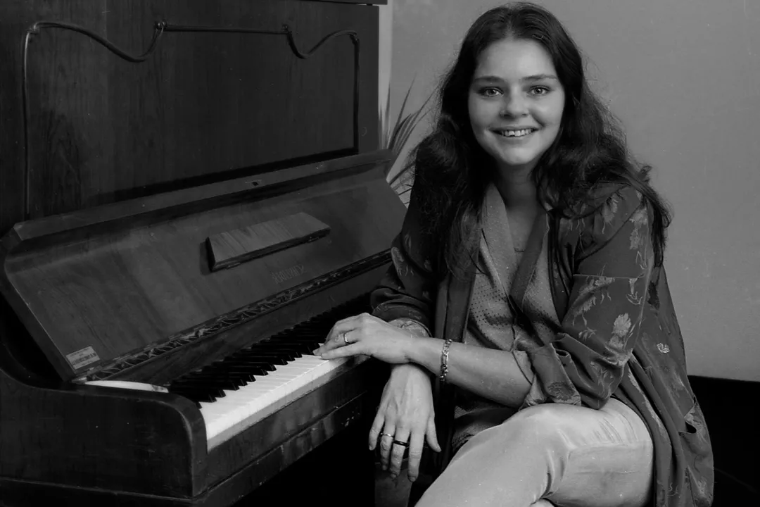 Cantora Angela Ro Ro