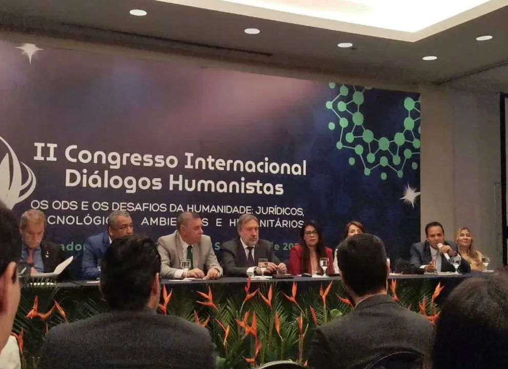 Mesa contou com autoridades nacionais e internacionais