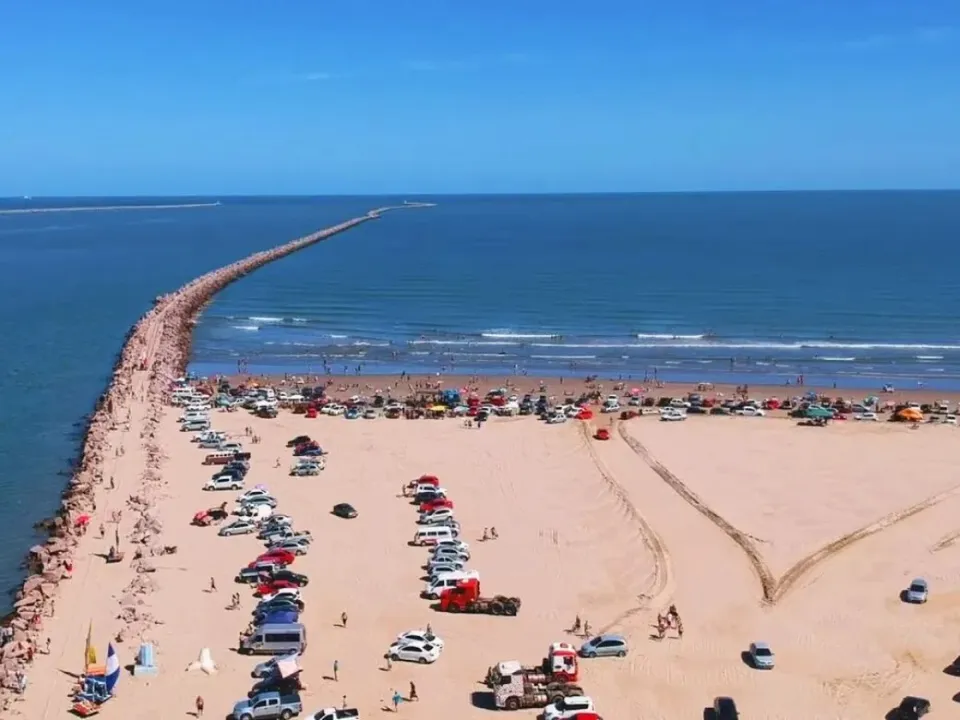 Extensão de areia da Praia do Cassino, maior praia do mundo
