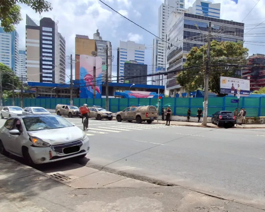 Imagem ilustrativa da imagem Conversão errada causa colisão entre carros e atinge muro do jornal A TARDE
