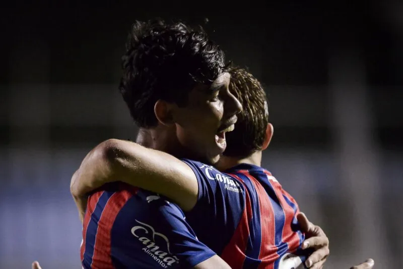 O Bahia Sub-20 venceu o Ceará por 2 a 0, com gols de João Andrade e Dell, no primeiro jogo da final da Copa do Nordeste. Agora, o Esquadrãozinho joga pelo empate para ser campeão.
