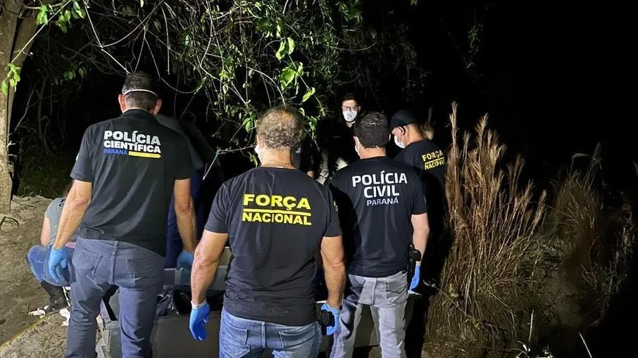 Corpos foram encontrados a 500 metros de distância da caminhonete