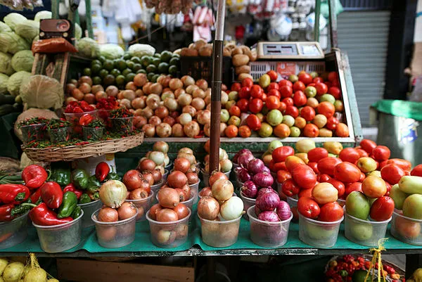 Cebola, tomates e legumes sendo vendidos na Feira de São Joaquim