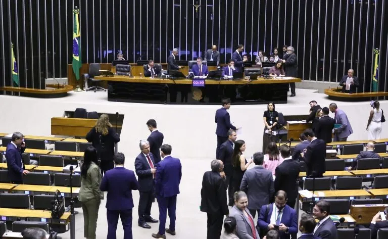 Deputados aprovaram a proposta na sessão do Plenário
