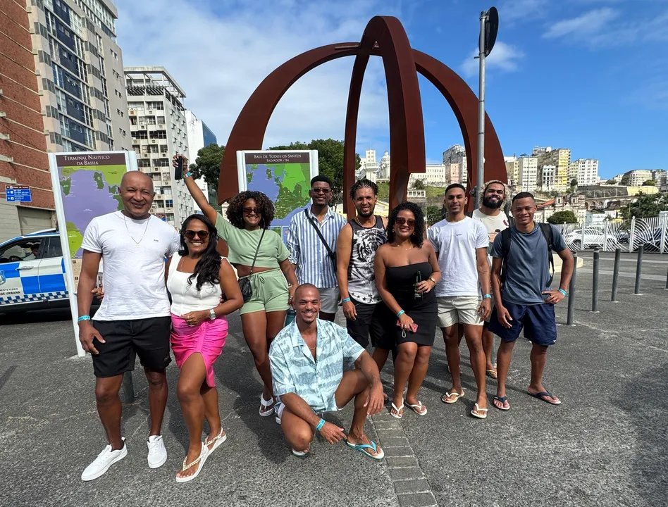 Além de dar dicas na redes sociais, o influencer digital Fábio Victor também leva os seguidores para conhecer os destinos
