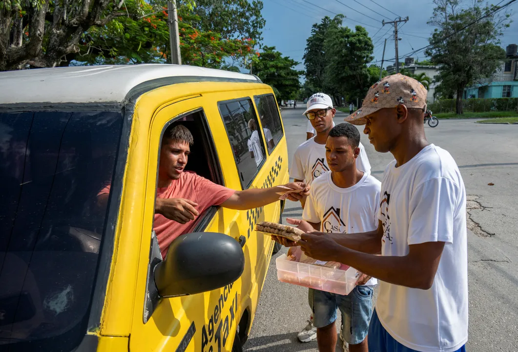 Jovens em reabilitação da Casa de Resgate para dependentes químicos vendem croquetes