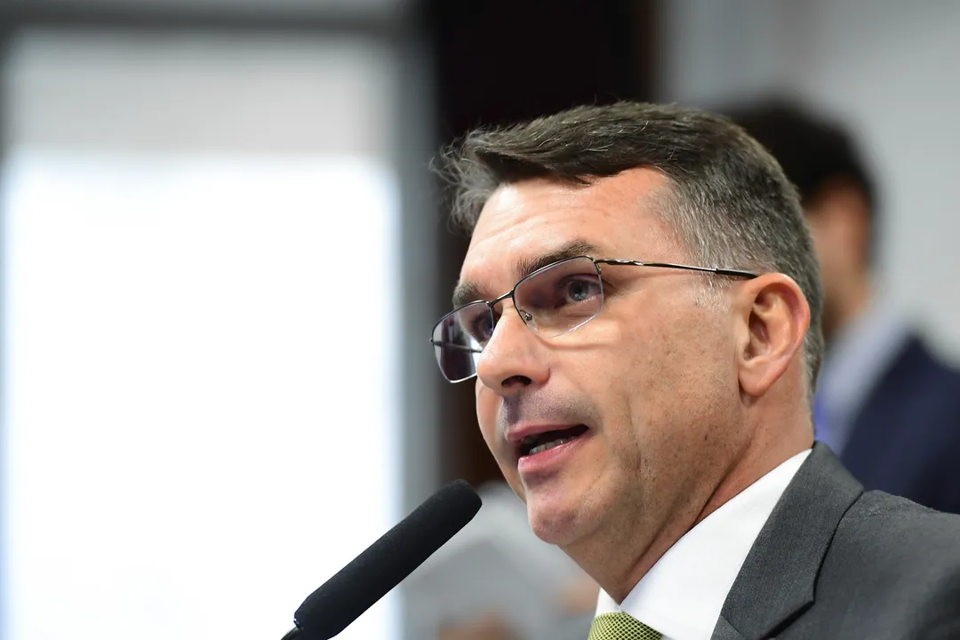 Flávio Bolsonaro (PL-RJ), conduz reunião na Comissão de Segurança Pública (CSP).