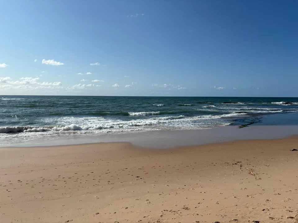 Local onde o corpo do jovem foi localizado na orla de Salvador