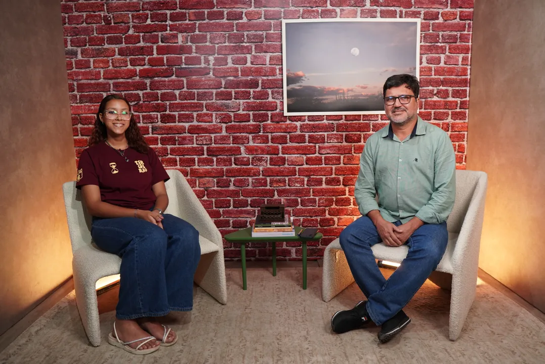 Professor Wilton Oliveira e a estudante Tainá Queiroz