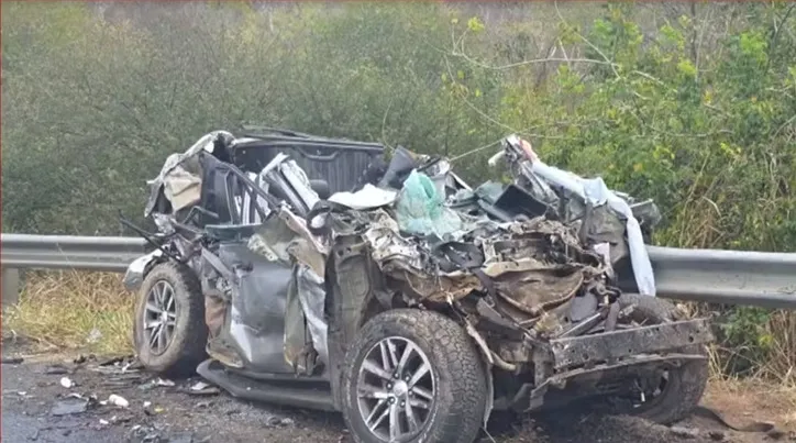 Veículo atingido pela carreta ficou completamente destruído