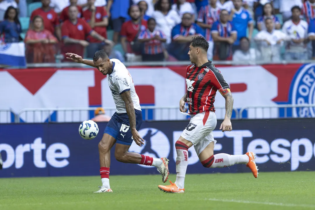David Duarte e Lucas Halter durante o clássico Ba-Vi pela 9ª rodada do Campeonato Brasileiro