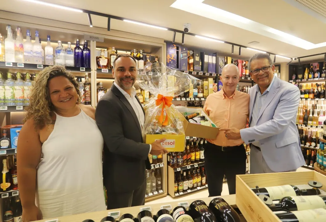 Karla Ucknonn, Augusto Vasconcelos, André Faro e Wenceslau Júnior: parceria vai ampliar comercialização de produtos da agricultura familiar em Salvador
