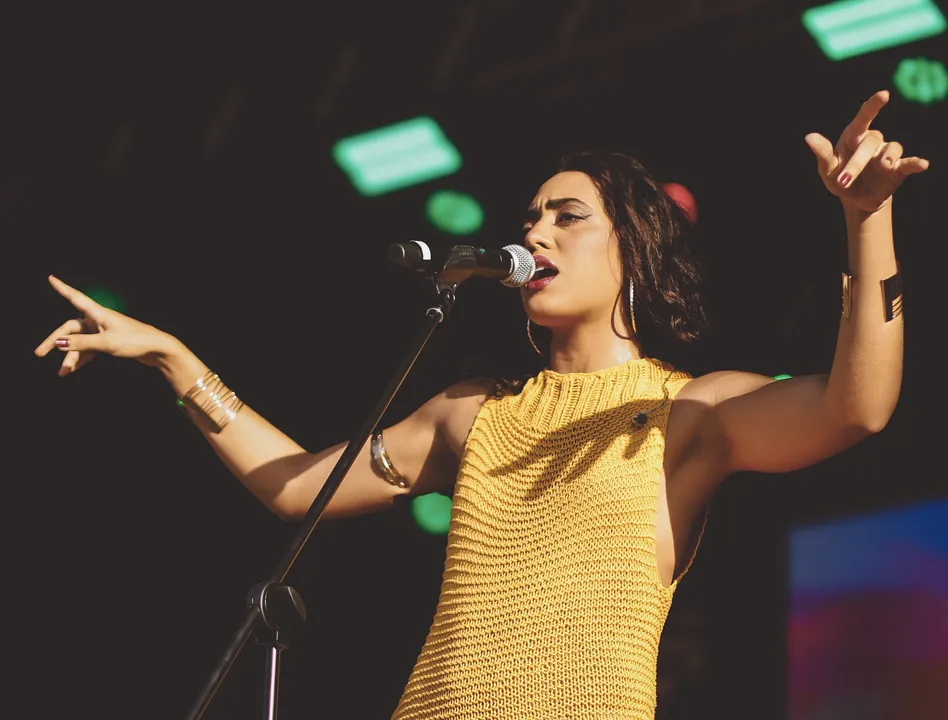 Cantora baiana Leticia faz o show 'Campos do Meu Ser' no Teatro Gamboa