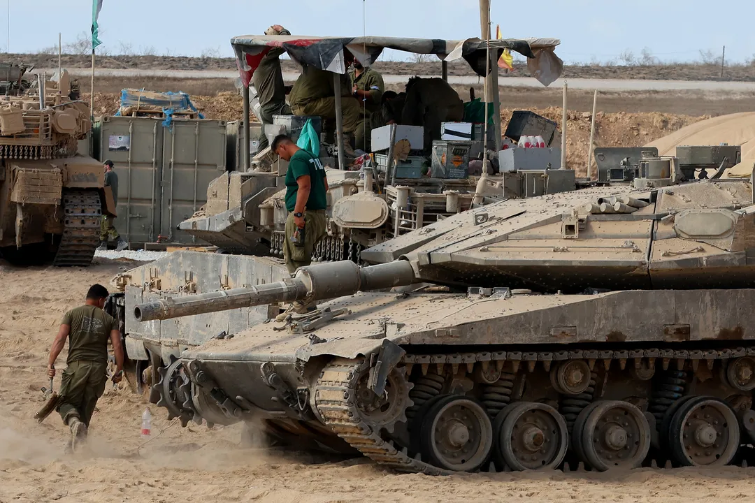 Tropas israelenses posicionadas na cerca da fronteira com a Faixa de Gaza, no sul de Israel