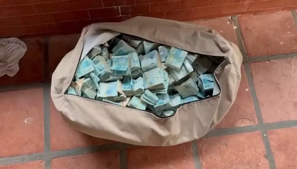 Sacola de dinheiro apreendido na operação