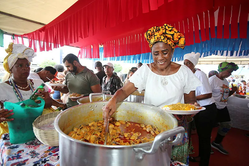 Distribuição de Caruru na Feira de São Joaquim  Na foto: Chef Eva preparou o caruru com 10 mil quiabos