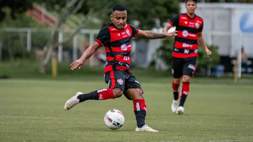 Dionísio, volante que pertence ao Vitória