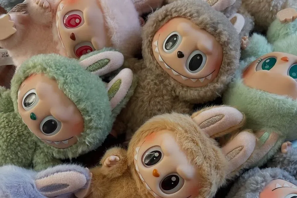 Labubu virou febre no Brasil e arastou um movimento de vendas das ações da fabricante chinesa