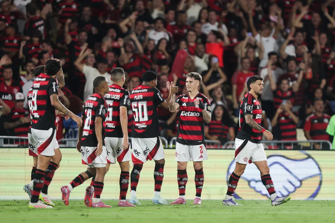 Flamengo vence Estudiantes e joga pelo empate na Argentina