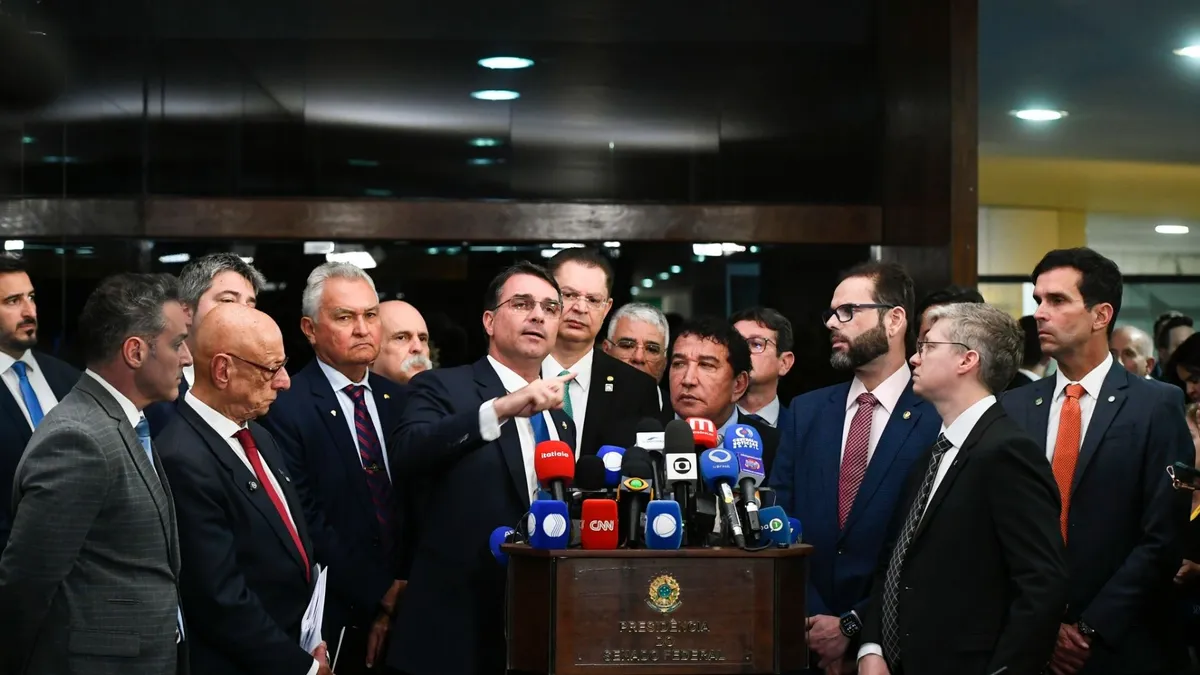 Senadores e deputados concedem entrevista coletiva.