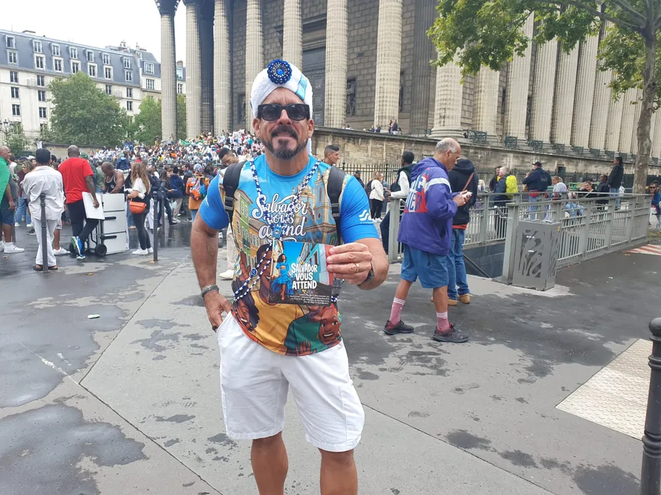 Gegê em frente à Madeleine, em Paris