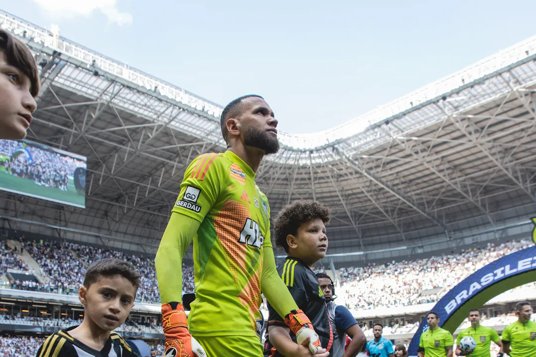 A filha do goleiro Everson, de apenas 13 anos, foi vítima de assédio no estacionamento da Arena MRV, gerando indignação e uma nota oficial de repúdio do Atlético-MG.