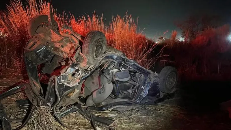 Um dos carros ficou completamente destruído
