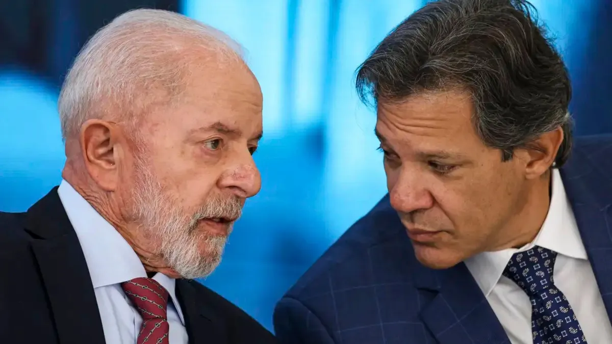 Lula ao lado do ministro da Fazenda, Fernando Haddad