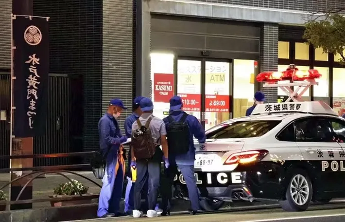 Policiais na frente de prédio onde idosa morava