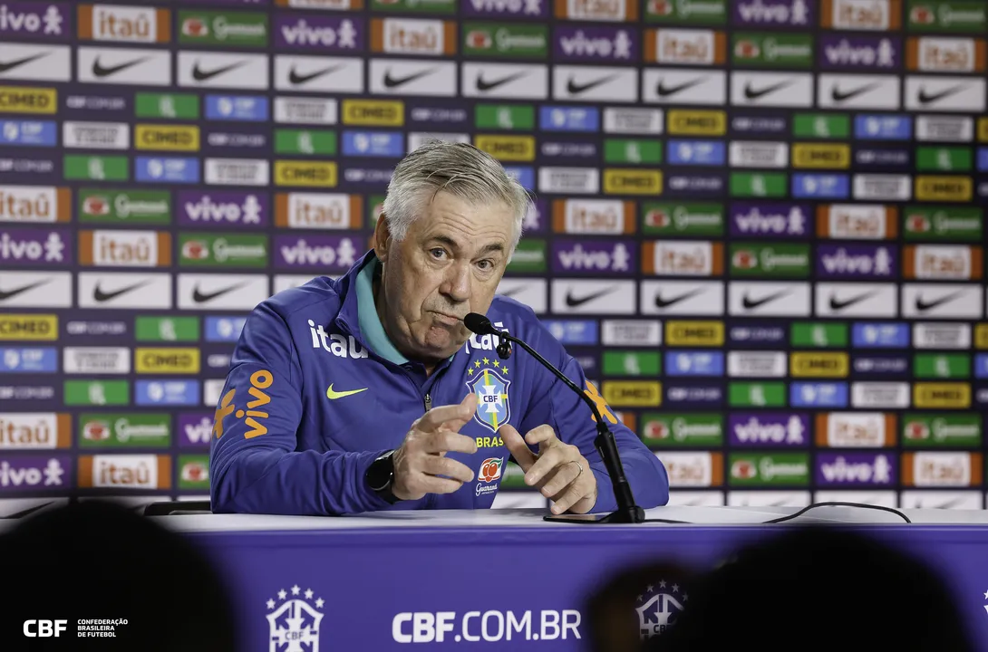 Jean Lucas pode estrear pelo Brasil contra a Bolívia nas Eliminatórias da Copa do Mundo de 2026. Ancelotti indicou confiança no meio-campista do Bahia e mudanças na equipe devido à altitude.