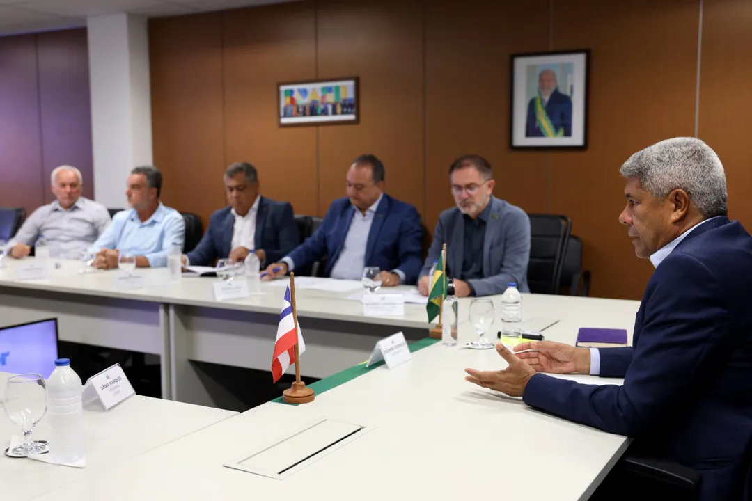 Governador Jerônimo Rodrigues (PT) durante reunião com deputados e secretários