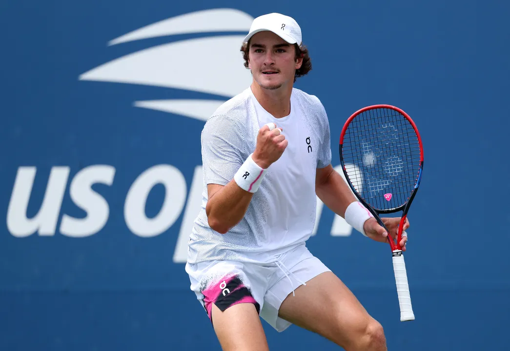 João Fonseca, jovem brasileiro de 19 anos, foi apontado pelo The Athletic como candidato a quebrar o domínio de Carlos Alcaraz e Jannik Sinner nos Grand Slams e no topo do ranking da ATP.