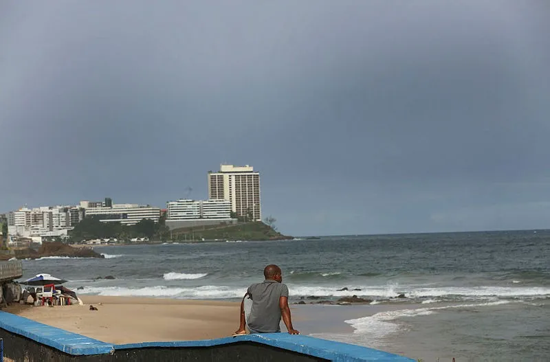 Praia de Amaralina onde os bombeiros seguem fazendo as buscas pelo jovem desaparecido